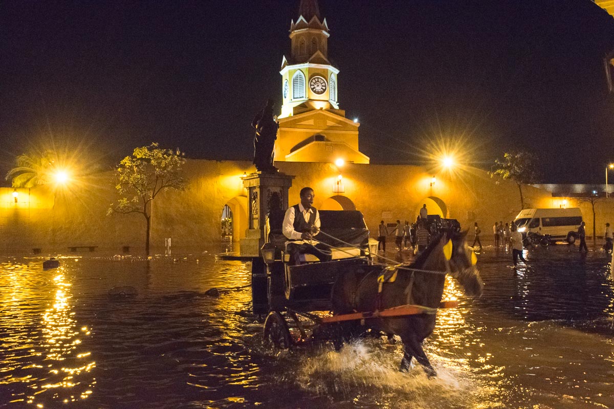 Cartagena, carrozza cavalli nel'acqua